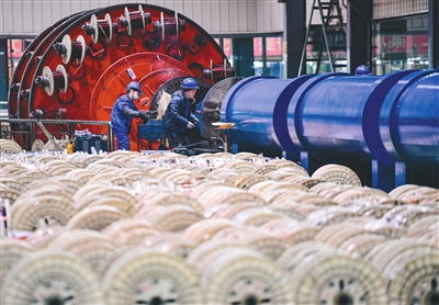 生產(chǎn)車間內(nèi)一派繁忙景象