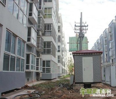 渭南某小區兩棟樓間放置變壓器